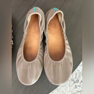 Size 9- tieks- taupe great condition. I just can’t wear flats like this anymore